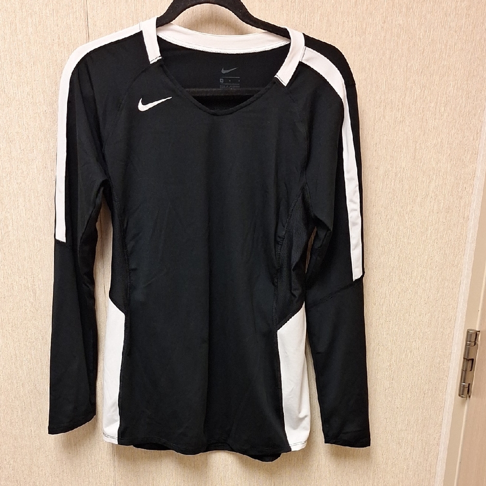 Nike Women's Long Sleeve Black and White Top